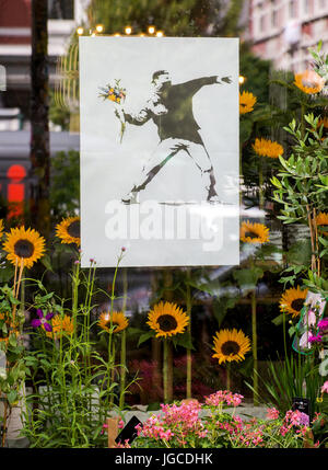 Hambourg, Allemagne. 5e juillet, 2017. Hambourg, Allemagne. 05 juillet, 2017. Une affiche de Banksy se bloque à un magasin de fleur dans le quartier Schanzenviertel (Schanzen) à Hambourg, Allemagne, 05 juillet 2017. Le Sommet du G20 a lieu à Hambourg le 7 et 8 juillet. Dpa : Crédit photo alliance/Alamy Live News Banque D'Images