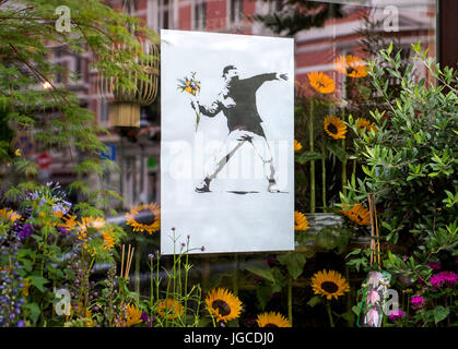 Hambourg, Allemagne. 5e juillet, 2017. Hambourg, Allemagne. 05 juillet, 2017. Une affiche de Banksy se bloque à un magasin de fleur dans le quartier Schanzenviertel (Schanzen) à Hambourg, Allemagne, 05 juillet 2017. Le Sommet du G20 a lieu à Hambourg le 7 et 8 juillet. Dpa : Crédit photo alliance/Alamy Live News Banque D'Images