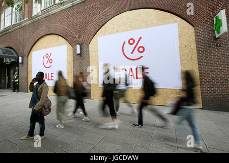 Hambourg, Allemagne. 5e juillet, 2017. Les fenêtres de le grand magasin Galeria Kaufhof sont recouverts de panneaux de bois en préparation du Sommet du G20 à Hambourg, 05 juillet 2017. Les chefs du G20 se rencontrent pour des entretiens à Hambourg du 6 au 8 juillet. Dpa : Crédit photo alliance/Alamy Live News Banque D'Images