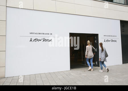 Hambourg, Allemagne. 5e juillet, 2017. Les fenêtres d'une boutique sont recouverts de panneaux de bois en préparation du Sommet du G20 dans le centre-ville de Hambourg, 05 juillet 2017. Les chefs du G20 se rencontrent pour des entretiens à Hambourg du 6 au 8 juillet. Dpa : Crédit photo alliance/Alamy Live News Banque D'Images