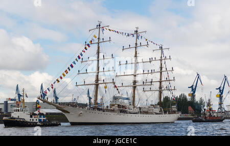 Hambourg, Allemagne. 5e juillet, 2017. La formation Argentine voilier 'Libertad' entre dans le port pour s'amarrer à l'Ueberseebruecke (lit. Pont d'outre-mer) à l'Landungsbruecken «landing bridges) à Hambourg, 05 juillet 2017. Le navire est entré dans le port de Hambourg le mercredi à temps pour le Sommet du G20. Au 1er décembre 2017, l'Argentine prend la G20 de partenariat de l'Allemagne. Dpa : Crédit photo alliance/Alamy Live News Banque D'Images