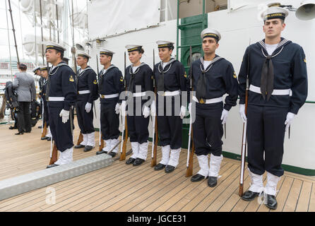 Hambourg, Allemagne. 5e juillet, 2017. Les marins à canons rayés, se tenir sur le pont du navire à voile formation Argentin 'Libertad' après avoir amarré à l'Ueberseebruecke (lit. Pont d'outre-mer) à l'Landungsbruecken «landing bridges) à Hambourg, 05 juillet 2017. Au 1er décembre 2017, l'Argentine prend la G20 de partenariat de l'Allemagne. Dpa : Crédit photo alliance/Alamy Live News Banque D'Images