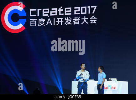 (170705) -- BEIJING, 5 juillet 2017 (Xinhua) -- Robin Li (L), cofondateur et PDG de Baidu, communique avec le Qi Lu, Président du groupe et chef de Baidu, à créer de 2017, la Conférence des développeurs de ia Baidu, au centre de congrès national de Chine à Beijing, capitale de Chine, le 5 juillet 2017. (Xinhua/Shen Hong) (lb) Banque D'Images