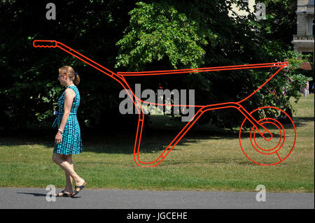 Londres, Royaume-Uni. 5 juillet, 2017. 'Brouette', 2013, de Michael Craig-Martin. Le festival des sculptures en Frise s'ouvre au public dans Regent's Park. Doté d''œuvres de plein air par des artistes de partout dans le monde les sculptures sont exposées du 5 juillet au 8 octobre 2017. Crédit : Stephen Chung/Alamy Live News Banque D'Images