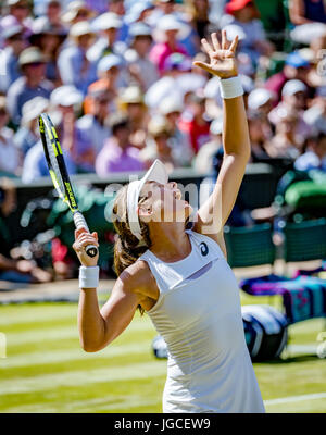 Londres, Royaume-Uni. 5 juillet, 2017. tennis, Wimbledon, Johanna konta (GBR) sert à donna vekic (cro) credit : Henk koster/Alamy live news Banque D'Images