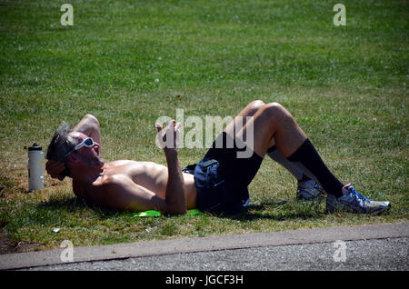 Londres, Royaume-Uni. 5 juillet, 2017. Les personnes bénéficiant de l'ensoleillement dans Battersea Park Crédit : JOHNNY ARMSTEAD/Alamy Live News Banque D'Images