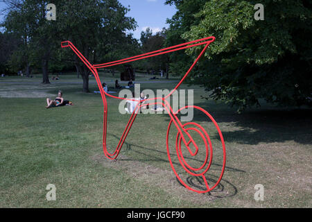 Londres, Royaume-Uni. 05 juillet, 2017. Sculpture frise 2017 s'ouvre au public le 5 juillet 2017 dans les jardins anglais dans Regents Park, Londres, Angleterre, Royaume-Uni. C'est la plus grande de Londres vitrine de grandes œuvres en plein air par des artistes et galeries, présentant une exposition en plein air de Londres et ses visiteurs internationaux tout au long de l'été. Michael Craig-Martin, brouette 2013 rouge. Crédit : Michael Kemp/Alamy Live News Banque D'Images