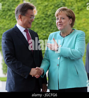 Berlin, Allemagne. 05 juillet, 2017. La chancelière allemande, Angela Merkel (CDU) se félicite de la Corée du Sud Moon Jae-in en face de la chancellerie fédérale à Berlin, Allemagne, 05 juillet 2017. Photo : Wolfgang Kumm/dpa/Alamy Live News Banque D'Images