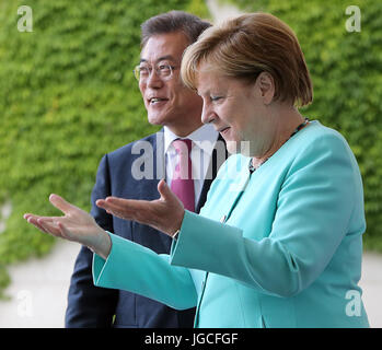 Berlin, Allemagne. 05 juillet, 2017. La chancelière allemande, Angela Merkel (CDU) se félicite de la Corée du Sud Moon Jae-in en face de la chancellerie fédérale à Berlin, Allemagne, 05 juillet 2017. Photo : Wolfgang Kumm/dpa/Alamy Live News Banque D'Images