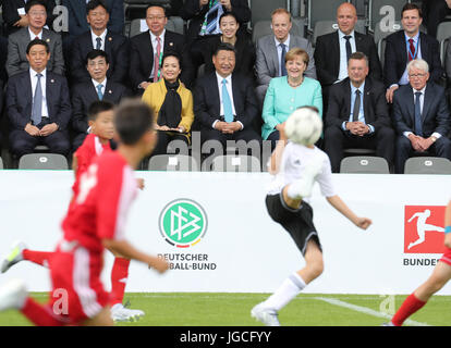 Berlin, Allemagne. 5 juillet, 2017. Le président chinois Xi Jinping (C, avant), son épouse Peng Liyuan (3L, à l'avant) et la Chancelière allemande Angela Merkel (3e R) avant, regarder un match de football amical entre les équipes de jeunes chinois et allemands à Berlin, capitale de l'Allemagne, le 5 juillet 2017. Credit : Wang Ye/Xinhua/Alamy Live News Banque D'Images