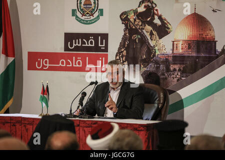 La bande de Gaza. 5 juillet, 2017. Mouvement islamique Hamas Ismail Haniya chef prononce un discours dans la ville de Gaza, le 5 juillet 2017. Mouvement islamique Hamas Ismail Haniya leader le mercredi a appelé à former un gouvernement d'unité palestinien et la préparation pour la tenue d'élections générales dans les territoires palestiniens et au-delà. Haniya a fait ces remarques dans un discours public diffusé qu'il a adressées aux Palestiniens. C'est son premier discours depuis qu'il a été élu chef du mouvement sur le Politburo de 6 mai. Credit : Wissam Nassar/Xinhua/Alamy Live News Banque D'Images