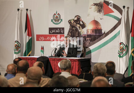 La bande de Gaza. 5 juillet, 2017. Mouvement islamique Hamas Ismail Haniya chef prononce un discours dans la ville de Gaza, le 5 juillet 2017. Mouvement islamique Hamas Ismail Haniya leader le mercredi a appelé à former un gouvernement d'unité palestinien et la préparation pour la tenue d'élections générales dans les territoires palestiniens et au-delà. Haniya a fait ces remarques dans un discours public diffusé qu'il a adressées aux Palestiniens. C'est son premier discours depuis qu'il a été élu chef du mouvement sur le Politburo de 6 mai. Credit : Wissam Nassar/Xinhua/Alamy Live News Banque D'Images