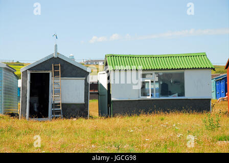 Portland Bill, Dorset, UK. 5e juillet, 2017. Les gens rénovent leurs cabanes de plage à Portland Bill avant les vacances scolaires commencent Crédit : Stuart fretwell/Alamy Live News Banque D'Images