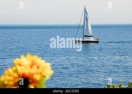 Portland Bill, Dorset, UK. 5e juillet, 2017. Un yacht sails passé Portland Bill dans l'après-midi magnifique sunshine Crédit : Stuart fretwell/Alamy Live News Banque D'Images