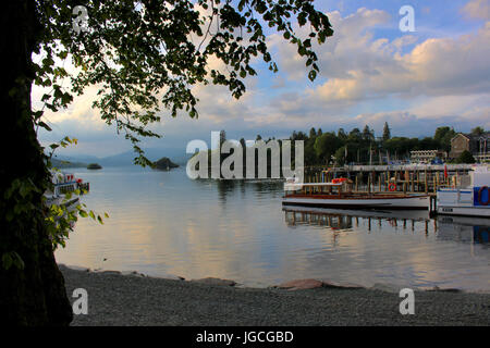 Bowness on Windermere, Cumbria, Royaume-Uni. 5 juillet, 2017. Comme le soleil se couche derrière les montagnes dans le district du lac le soleil s'allume Bowness Bay avec les nuages qui se forment sur les montagnes dans le nord Crédit : David Billinge/Alamy Live News Banque D'Images