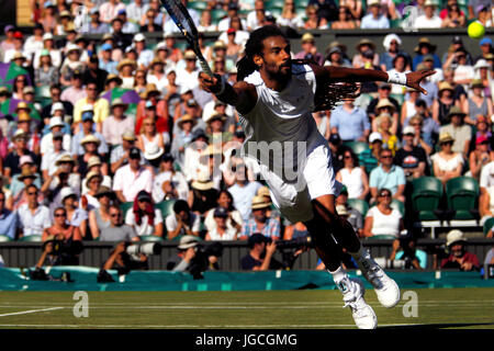 Londres, Royaume-Uni. 05 juillet, 2017. Londres, 5 juillet 2017 - Dustin Brown de l'Allemagne atteint pour une volée au cours de son deuxième tour contre Andy Murray à Wimbledon. Crédit : Adam Stoltman/Alamy Live News Banque D'Images