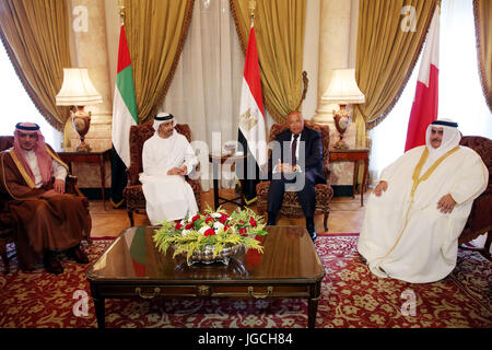 Le Caire, Égypte. 5 juillet, 2017. Le ministre des Affaires étrangères égyptien Sameh Shoukry (2e R) rencontre avec le Ministre des affaires étrangères saoudien Adel Al-Jubeir (1re L), Emirats arabes unis (EAU) Ministre des affaires étrangères, cheikh Abdullah Bin Zayed (2L) et le Ministre des affaires étrangères de Bahreïn Sheikh Khalid bin Ahmed Al Khalifa (1e R) au Caire, en Égypte, le 5 juillet 2017. Le ministre des Affaires étrangères égyptien Sameh Shoukry a déclaré mercredi que la réponse à la demande de l'Égypte et les pays du Golfe était "très négatif." Crédit : STR/Xinhua/Alamy Live News Banque D'Images