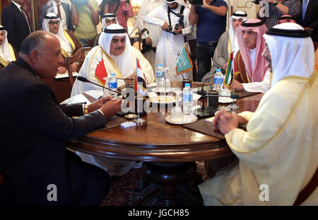 Le Caire, Égypte. 5 juillet, 2017. Le ministre des Affaires étrangères égyptien Sameh Shoukry (1re L) rencontre avec le Ministre des affaires étrangères de Bahreïn Sheikh Khalid bin Ahmed Al Khalifa (2L), Ministre saoudien des affaires étrangères Adel Al-Jubeir (2e R) et des Emirats arabes unis (EAU) Ministre des affaires étrangères, cheikh Abdullah Bin Zayed (1e R) au Caire, en Égypte, le 5 juillet 2017. Le ministre des Affaires étrangères égyptien Sameh Shoukry a déclaré mercredi que la réponse à la demande de l'Égypte et les pays du Golfe était "très négatif." Crédit : STR/Xinhua/Alamy Live News Banque D'Images