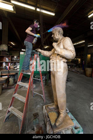 Chester, Pennsylvanie aux États-Unis. 05 juillet, 2017. Fonderie technicien Laran patine QUINN PELLERITO travaille pour ajouter à la patine, de 7 pieds de la statue de bronze commémorative Clarence Darrow par le célèbre sculpteur, Zénos Frudakis. Darrow a été l'avocat de la défense dans le célèbre Dayton, TN ''Monkey Scopes Procès'' en 1925 dans lequel un professeur de lycée, John Scopes, a été accusé et déclaré coupable de l'enseignement de l'évolution. La statue sera dévoilée le 14 juillet 2017 au Palais de justice du comté de Rhea, rejoignant la statue du procès procureur, William Jennings Bryan, qui a résisté dans le carré pour la pa Banque D'Images