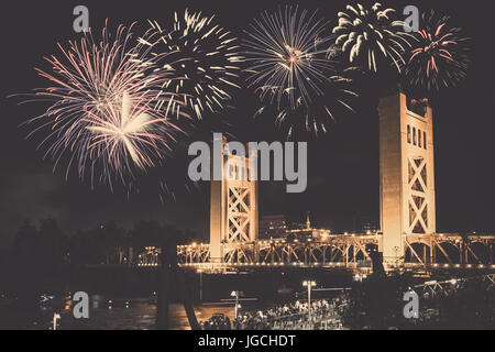 Tower Bridge 4 juillet Cérémonie d'artifice sur la rivière dans midtown Sacramento Californie's Capitol Banque D'Images