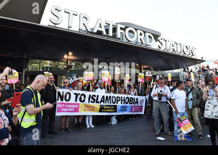 Londres, Royaume-Uni. Le 05 juillet 2017. Les attaques à l'ACIDE 'STOP' à l'extérieur de la réserve d'urgence la gare de Stratford dans l'Est de Londres. Les manifestants tiennent une bannière lecture "Non à l'Islamophobie". Credit : ZEN - Zaneta Razaite / Alamy Live News Banque D'Images