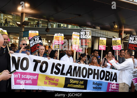 Londres, Royaume-Uni. Le 05 juillet 2017. Les attaques à l'ACIDE 'STOP' à l'extérieur de la réserve d'urgence la gare de Stratford dans l'Est de Londres. Les manifestants tiennent une bannière lecture "Non à l'Islamophobie". Credit : ZEN - Zaneta Razaite / Alamy Live News Banque D'Images