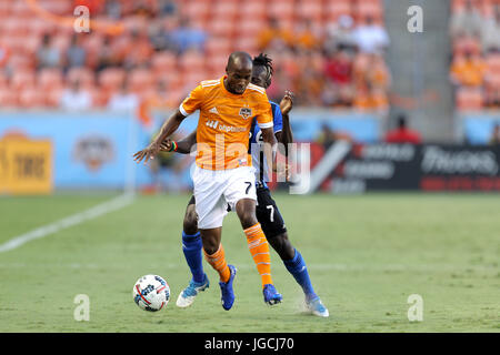 Houston, TX, USA. 05 juillet, 2017. Le milieu de terrain Dynamo de Houston DaMarcus Beasley (7) joue une balle de manière défensive au cours de la première moitié de la saison régulière MLS Houston Dynamo match entre l'Impact de Montréal et du stade BBVA Compass à Houston, TX. Image Crédit : Erik Williams/Cal Sport Media. Credit : csm/Alamy Live News Banque D'Images