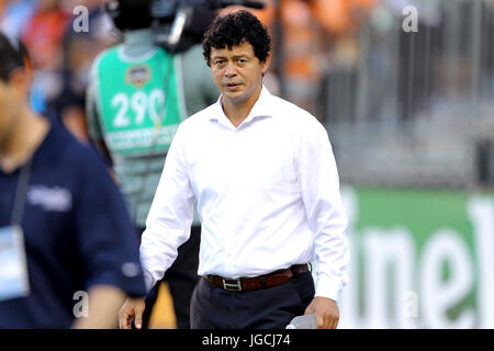 Houston, TX, USA. 05 juillet, 2017. L'entraîneur-chef Dynamo de Houston Wilmer Cabrera sur le terrain promenades avant le match de saison régulière MLS Houston Dynamo et entre l'Impact de Montréal de stade BBVA Compass à Houston, TX. Image Crédit : Erik Williams/Cal Sport Media. Credit : csm/Alamy Live News Banque D'Images