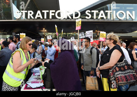 Londres, Royaume-Uni. Le 05 juillet 2017. Les attaques à l'ACIDE 'STOP' à l'extérieur de la réserve d'urgence la gare de Stratford dans l'Est de Londres. Les manifestants se sont réunis pour protester contre les récentes attaques à l'acide et l'augmentation de l'Islamophobie. Credit : ZEN - Zaneta Razaite / Alamy Live News Banque D'Images