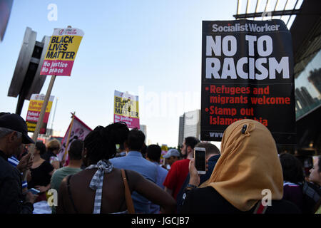 Londres, Royaume-Uni. Le 05 juillet 2017. Les attaques à l'ACIDE 'STOP' à l'extérieur de la réserve d'urgence la gare de Stratford dans l'Est de Londres. Les manifestants se sont réunis pour protester contre les récentes attaques à l'acide et l'augmentation de l'Islamophobie. Les gens sont maintenant des pancartes 'Non au racisme' et 'Black vit". Credit : ZEN - Zaneta Razaite / Alamy Live News Banque D'Images