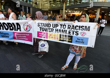Londres, Royaume-Uni. Le 05 juillet 2017. Les attaques à l'ACIDE 'STOP' à l'extérieur de la réserve d'urgence la gare de Stratford dans l'Est de Londres. Les manifestants se sont réunis pour protester contre les récentes attaques à l'acide et l'augmentation de l'Islamophobie. Les femmes musulmanes sont tenant une bannière lecture : 'Se tenir jusqu'au racisme Tower Hamlets'. Credit : ZEN - Zaneta Razaite / Alamy Live News Banque D'Images