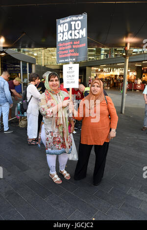 Londres, Royaume-Uni. Le 05 juillet 2017. Les attaques à l'ACIDE 'STOP' à l'extérieur de la réserve d'urgence la gare de Stratford dans l'Est de Londres. Les manifestants se sont réunis pour protester contre les récentes attaques à l'acide et l'augmentation de l'Islamophobie. Les femmes musulmanes sont maintenant des pancartes lecture : 'Non au racisme' et 'garder son calme c'est seulement l'Islam'. Credit : ZEN - Zaneta Razaite/Alamy Live News Banque D'Images