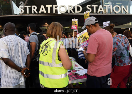 Londres, Royaume-Uni. Le 05 juillet 2017. Les attaques à l'ACIDE 'STOP' à l'extérieur de la réserve d'urgence la gare de Stratford dans l'Est de Londres. Les manifestants se sont réunis pour protester contre les récentes attaques à l'acide et l'augmentation de l'Islamophobie. L'homme est la signature de pétition. Credit : ZEN - Zaneta Razaite / Alamy Live News Banque D'Images