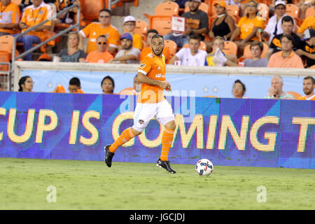 Houston, TX, USA. 05 juillet, 2017. Le milieu de terrain Dynamo de Houston Alex (14) avances le ballon vers l'avant pendant la deuxième moitié de la saison régulière MLS Houston Dynamo match entre l'Impact de Montréal et du stade BBVA Compass à Houston, TX. Image Crédit : Erik Williams/Cal Sport Media. Credit : csm/Alamy Live News Banque D'Images