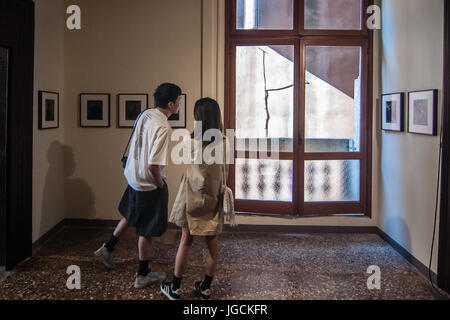 Venise, Italie. 05 juillet, 2017. Les visiteurs regarder les photos sur l'affichage par artiste Khadija Saye, au pavillon de la Diaspora au cours de 2017 Biennale Arte le 5 juillet 2017 à Venise, Italie. Le travail de Khadija Saye, âgé de 24 ans, photographe qui est mort avec sa mère Marie Mendy dans l'incendie de la tour de Grenfell, dans l'ouest de Londres la semaine dernière, est exposée dans le pavillon de la diaspora à la Biennale de Venise dans une présentation organisée par David Bailey une dotée d''artistes émergents d'origines culturelles diverses. Awakening : Crédit Photo Agency/Alamy Live News Banque D'Images