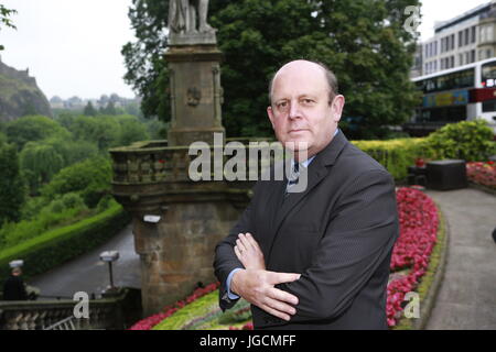 Edinburgh, Ecosse, Royaume-Uni. 6 juillet, 2017. Le personnel des parcs du conseil, des fonctionnaires et des représentants de l'Ecossais se réuniront pour souligner la fin des Princes Street Gardens' horloge florale, qui rend hommage à la 200e année de l'journal The Scotsman. Sur la photo : Lord Provost, Frank Ross. Credit : Pako Mera/Alamy Live News Banque D'Images