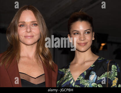 Berlin, Allemagne. 6 juillet, 2017. Designer Stella McCartney (l) et le modèle Kenya Kinski-Jones (fille de Nastassja Kinski et producteur de musique Quincy Jones) arrivent pour le designer pour demain' show à Berlin, Allemagne, 6 juillet 2017. Photo : Soeren Stache/dpa/Alamy Live News Banque D'Images