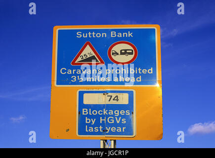 Caravanes interdit et d'avertissement pour les conducteurs de poids lourds de colline très raide, Sutton bank avant North York Moors united kingdom Banque D'Images