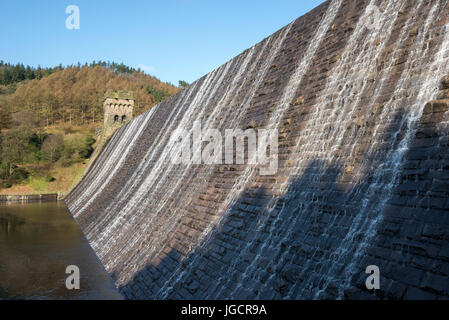 L'eau qui coule sur le barrage au réservoir Derwent, Peak District, Derbyshire, Angleterre. Banque D'Images