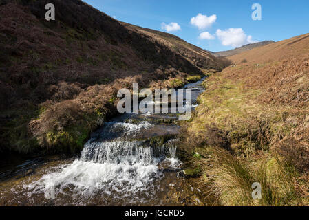 Promenade le long du ruisseau à Fairbrook dans le Peak District. Vue de Fairbrook sur Kinder Scout.  ? Banque D'Images