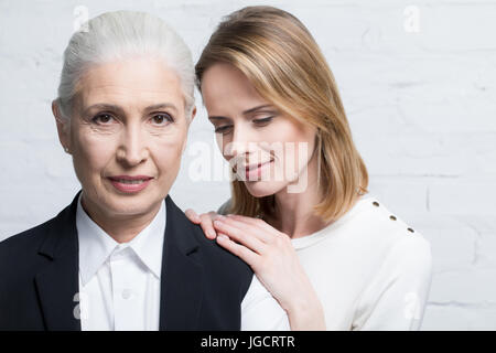 Portrait de belles femmes se tenant ensemble, les jeunes et les cadres supérieurs Banque D'Images