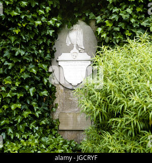 Plaque d'argent sur des pierres dans le jardin Banque D'Images