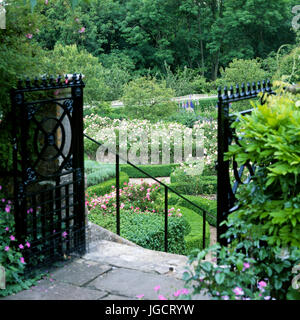 Ouvrir porte noire dans le jardin Banque D'Images