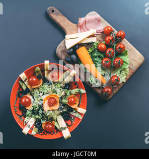 Planche à découper et salade de légumes frais Banque D'Images