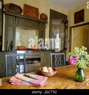 Table de cuisine en face de cuisinière Banque D'Images