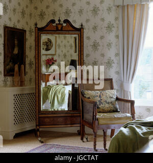 Miroir et un fauteuil dans la chambre Banque D'Images