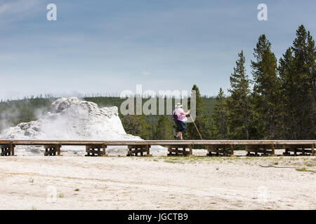 Un excès de femme marche sur la promenade à côté du château dans la région de geyser Geyser Basin dans le Parc National de Yellowstone Banque D'Images