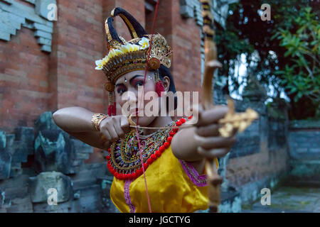 Femme tenant un arc et une flèche dans une danse traditionnelle, Ubud, Bali, Indonésie Banque D'Images