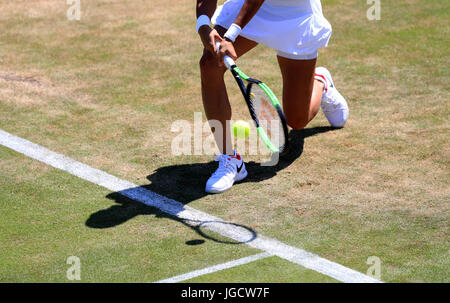 Détail comme un joueur renvoie la balle sur la troisième journée du tournoi de Wimbledon à l'All England Lawn Tennis et croquet Club, Wimbledon. ASSOCIATION DE PRESSE Photo. Photo date : mercredi 5 juillet 2017. Voir l'histoire de Wimbledon TENNIS PA. Crédit photo doit se lire : Adam Davy/PA Wire. RESTRICTIONS : un usage éditorial uniquement. Pas d'utilisation commerciale sans l'accord préalable écrit de l'. PROFILS TÊTES L'utilisation de l'image fixe seulement - pas d'images en mouvement pour émuler la diffusion. Pas de superposition ou l'enlèvement de parrain/ad logos. Banque D'Images