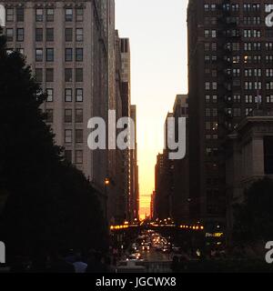 Coucher de soleil derrière les bâtiments à Chicago Banque D'Images